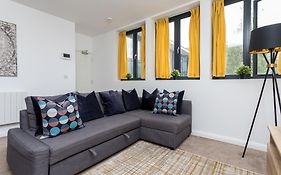 Flat 7- Spacious Studio Flat In The Heart Of Crawley