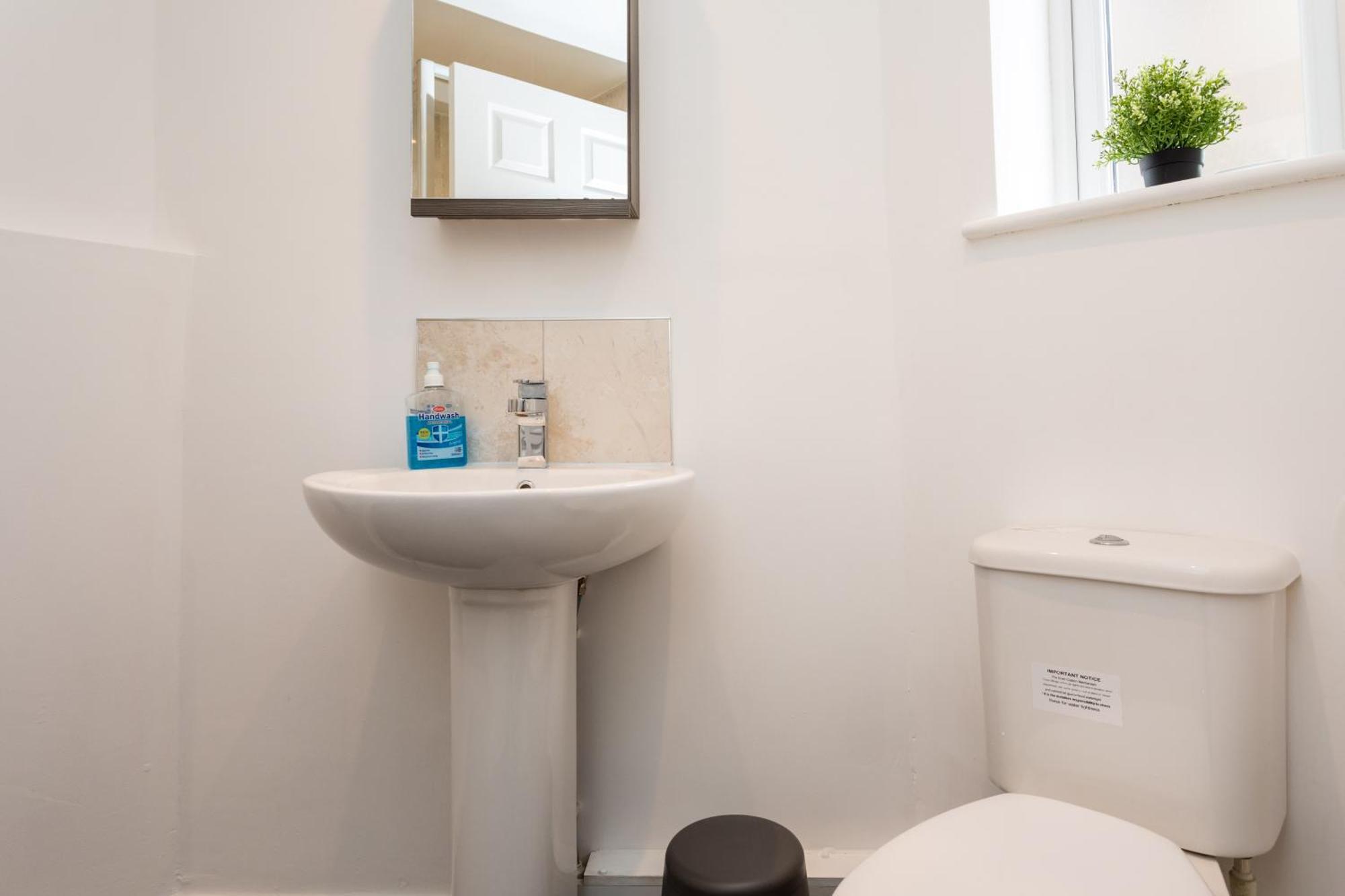 Flat 7- Spacious Studio Flat In The Heart Of Crawley Exterior photo