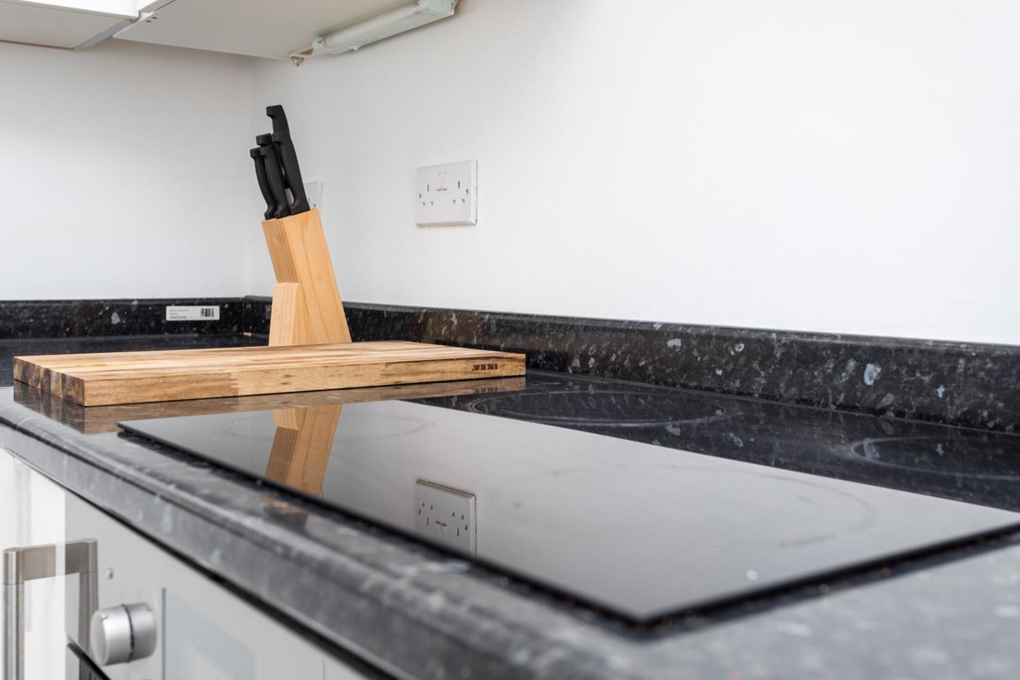 Flat 7- Spacious Studio Flat In The Heart Of Crawley Exterior photo