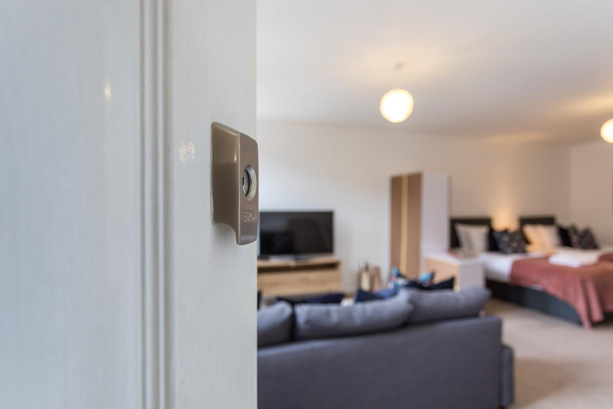 Flat 7- Spacious Studio Flat In The Heart Of Crawley Exterior photo