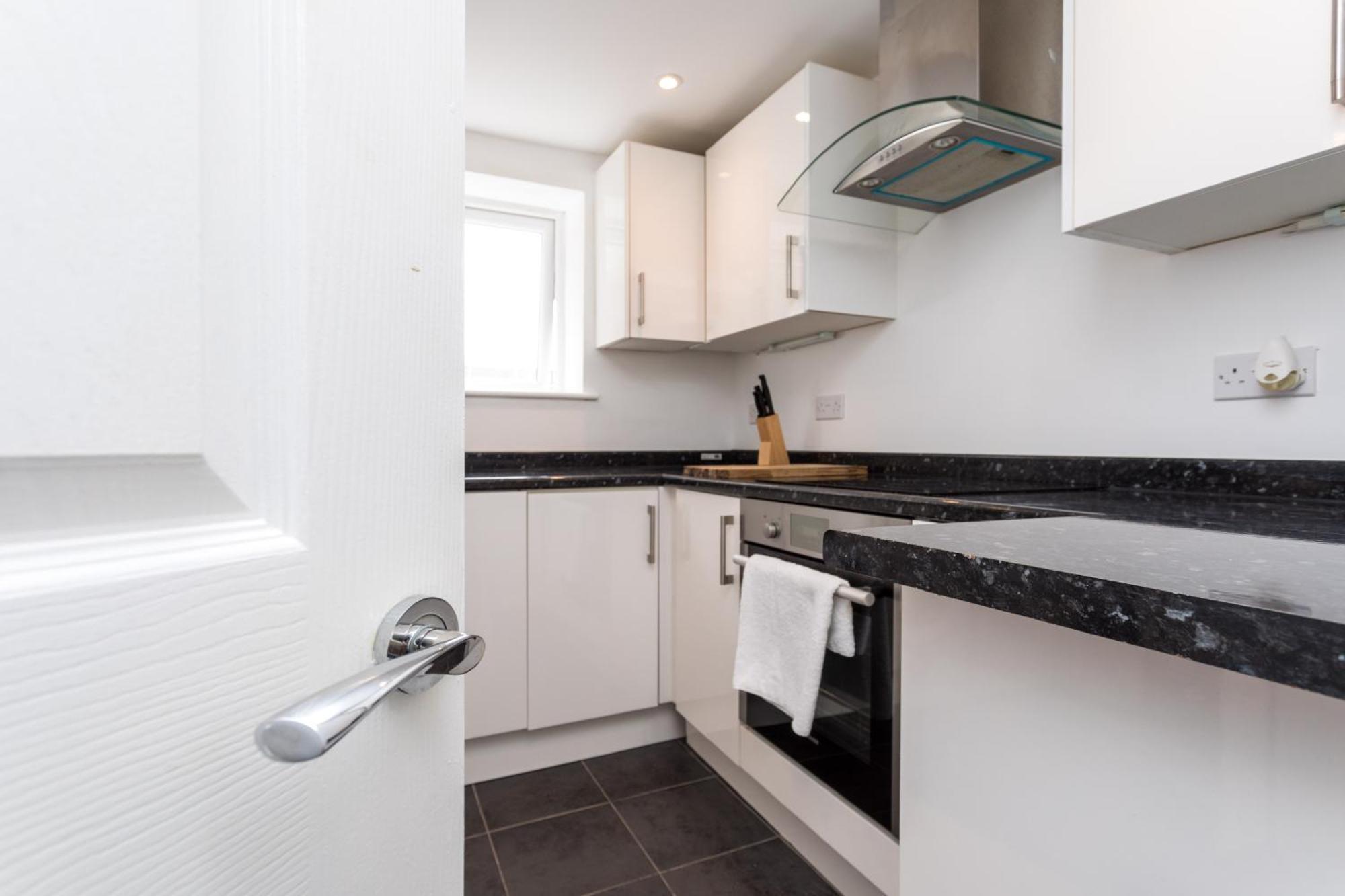 Flat 7- Spacious Studio Flat In The Heart Of Crawley Exterior photo