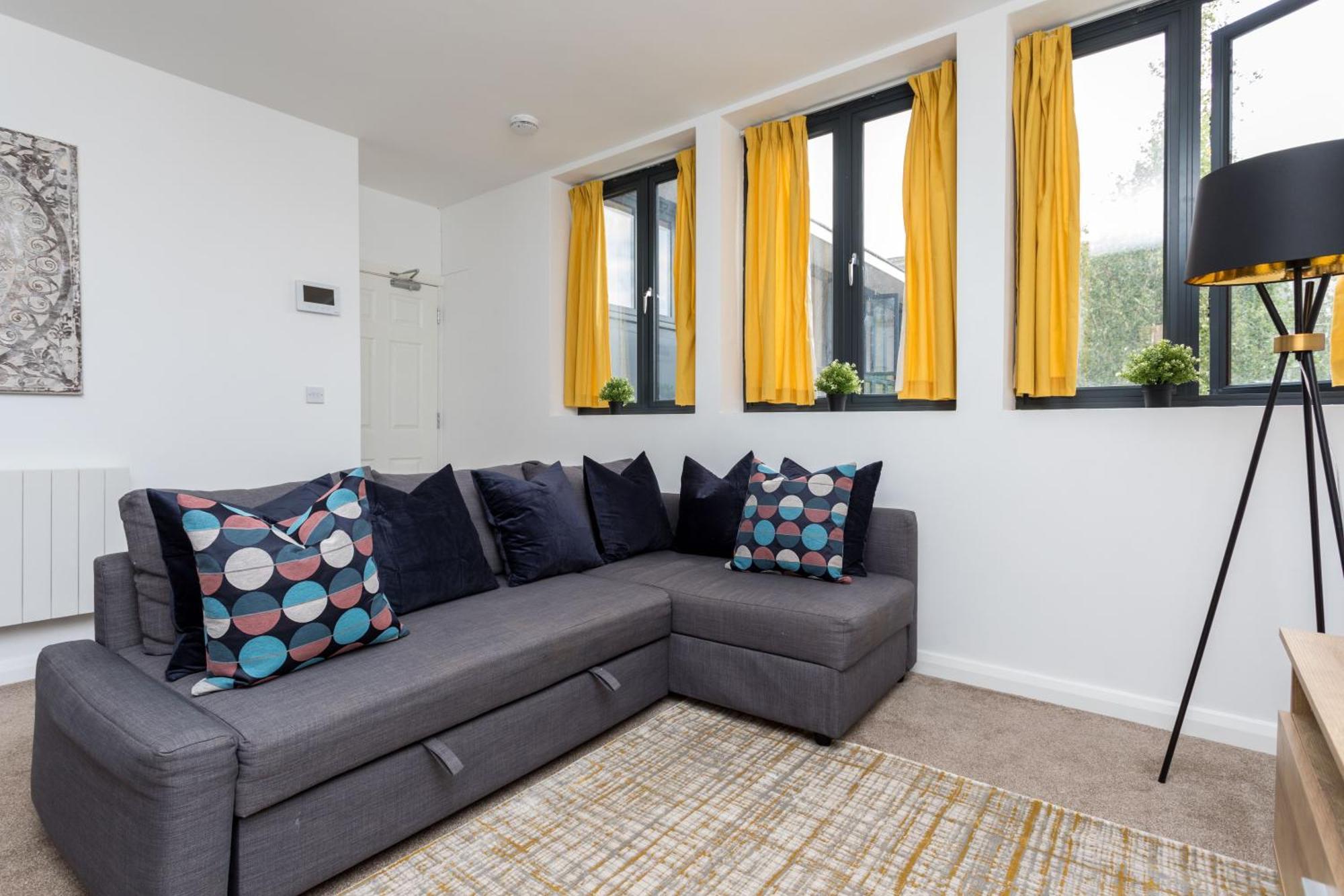 Flat 7- Spacious Studio Flat In The Heart Of Crawley Exterior photo